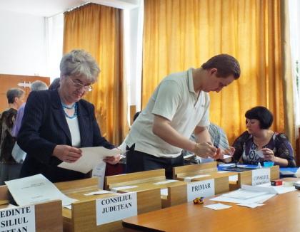 La Ciumeghiu, sute de oameni au aşteptat încolonaţi să voteze